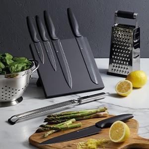 MASTER CLASS AGUDO FIVE PIECE KNIFE SET AND MAGNETIC BLOCK